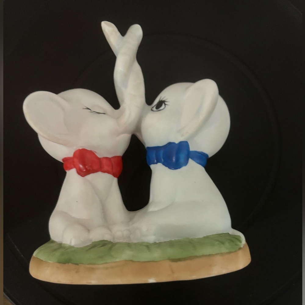 Artmark Vintage Kissing Ceramic Elephants Figurine.  Rare and from the 1960’s.